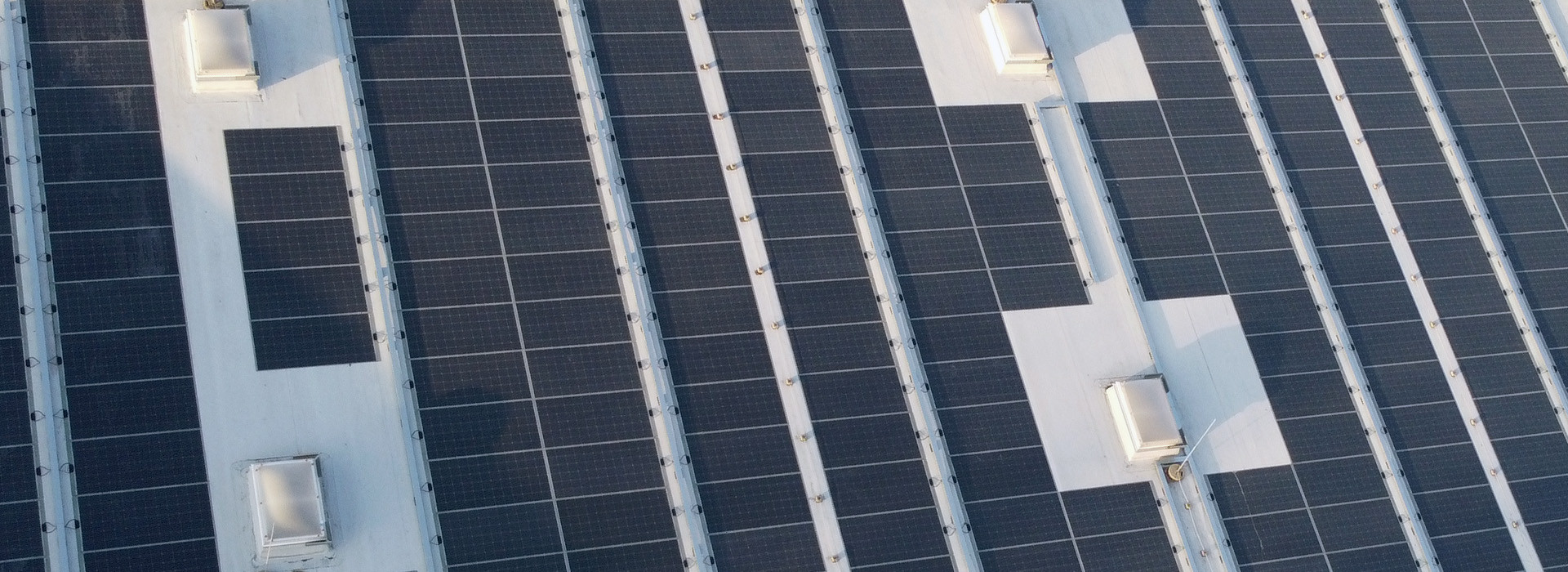 Photovoltaics for foil and bitumen flat roofs