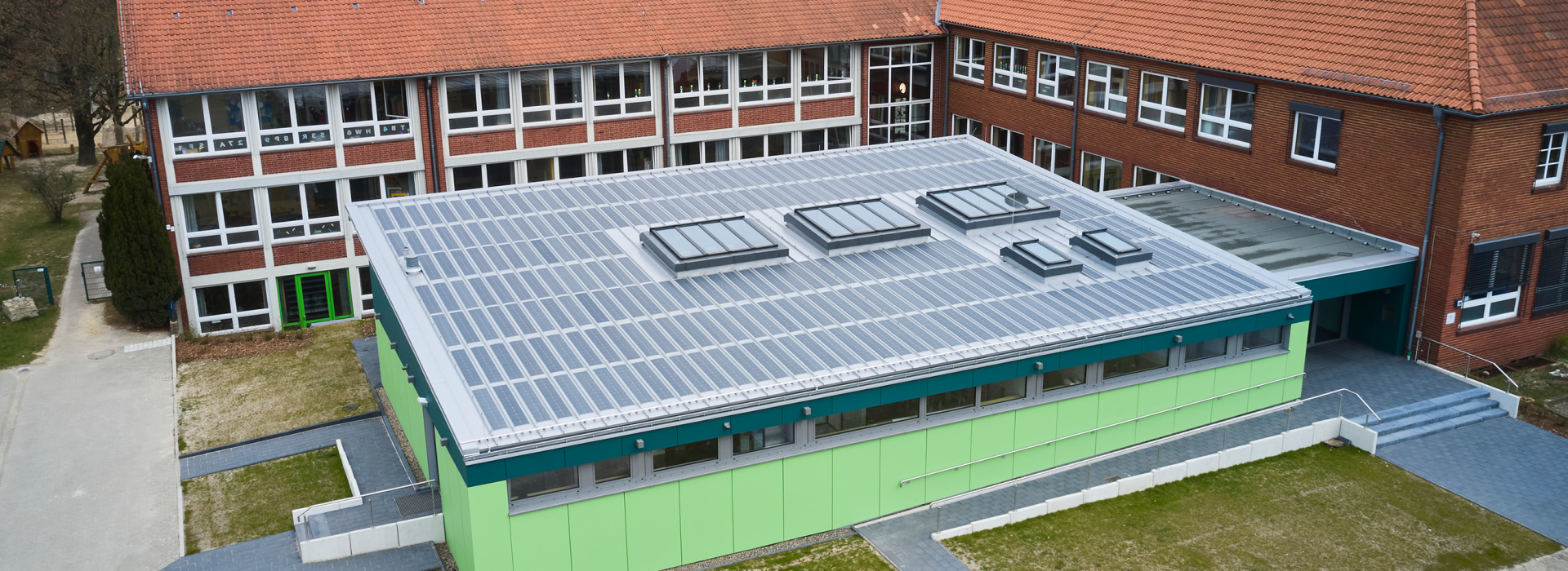 Grundschule bekommt Kalzip AluplusSolar Dachanlage mit DAS Energy PV-Modulen