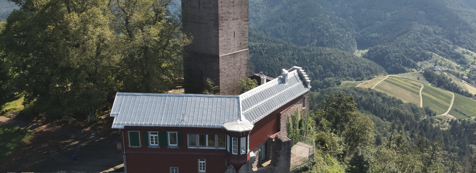 DAS Energy PV-Anlage auf denkmalgeschützter YBurg in Baden-Württemberg