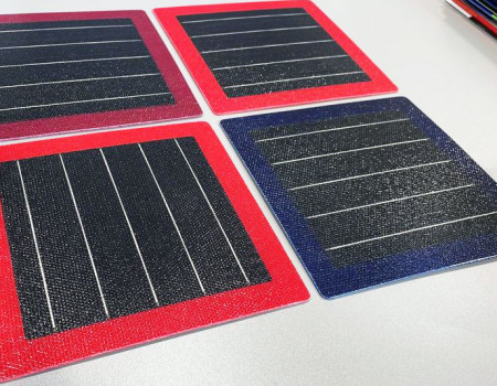 Endlich Farbe auf der PV-Fassade