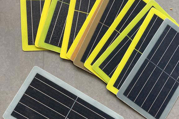 Endlich Farbe auf der PV-Fassade