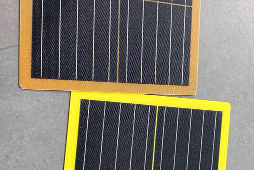 Endlich Farbe auf der PV-Fassade