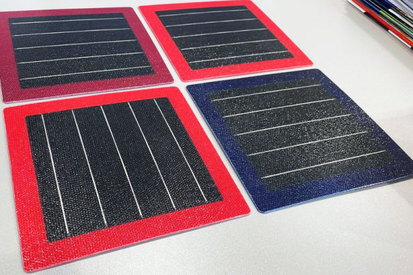 Endlich Farbe auf der PV-Fassade