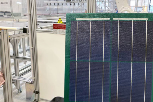 Endlich Farbe auf der PV-Fassade