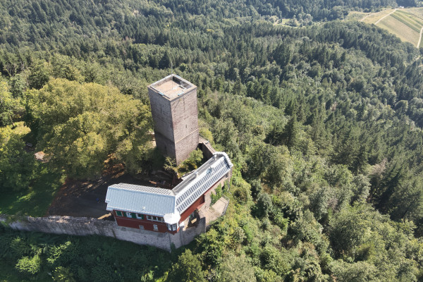 DAS Energy PV-Anlage auf denkmalgeschützter YBurg in Baden-Württemberg