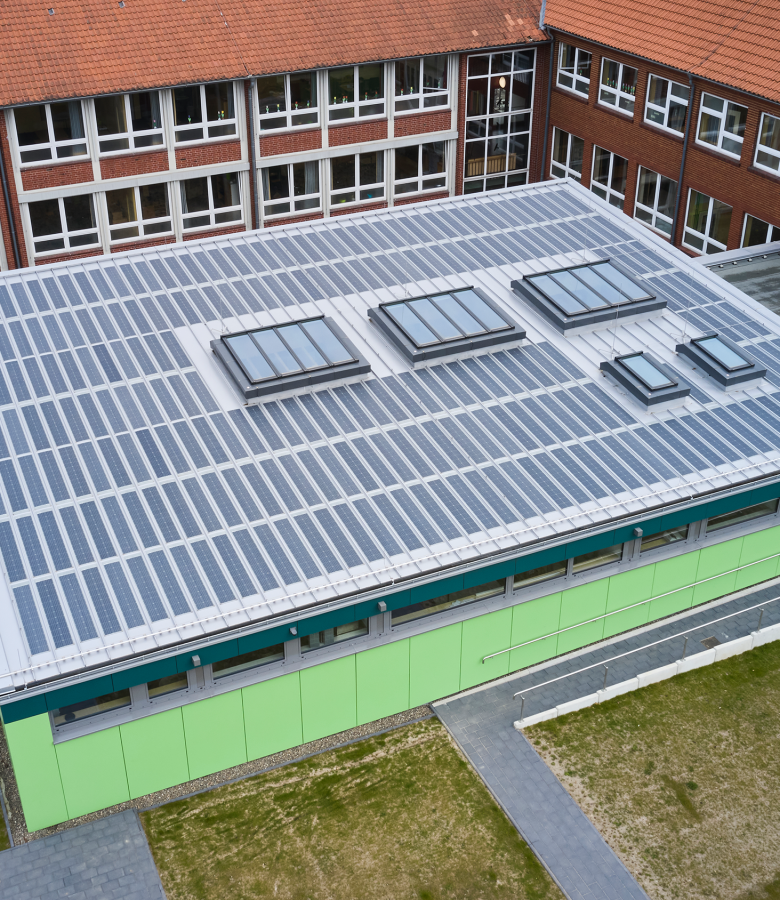 Grundschule bekommt Kalzip AluplusSolar Dachanlage mit DAS Energy PV-Modulen