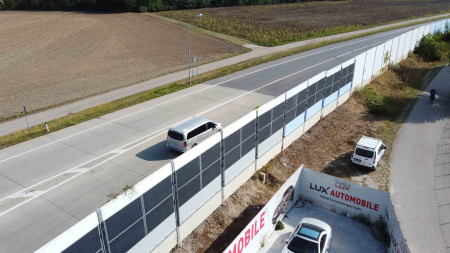 Lärmschutzwand in Himberg wird zum Sonnenkraftwerk Lärmschutzwand in Himberg wird zum Sonnenkraftwerk